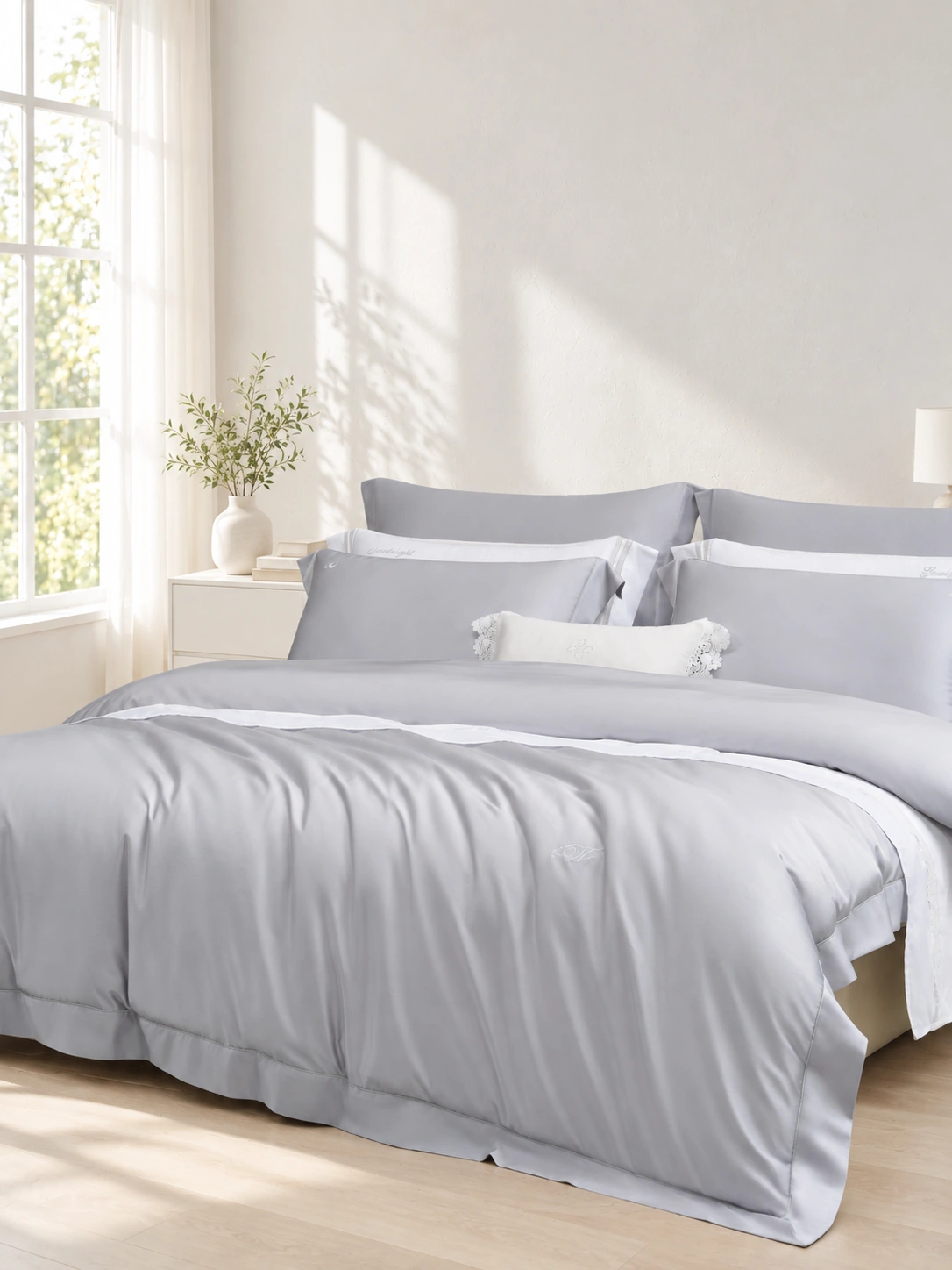 Fanxing Four-Piece Bedding Set: Bright bedroom