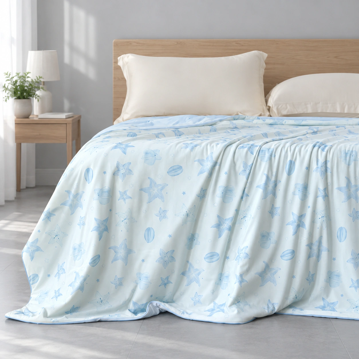 Lanxing Printed Summer Quilt: Cool-gray bedroom setting