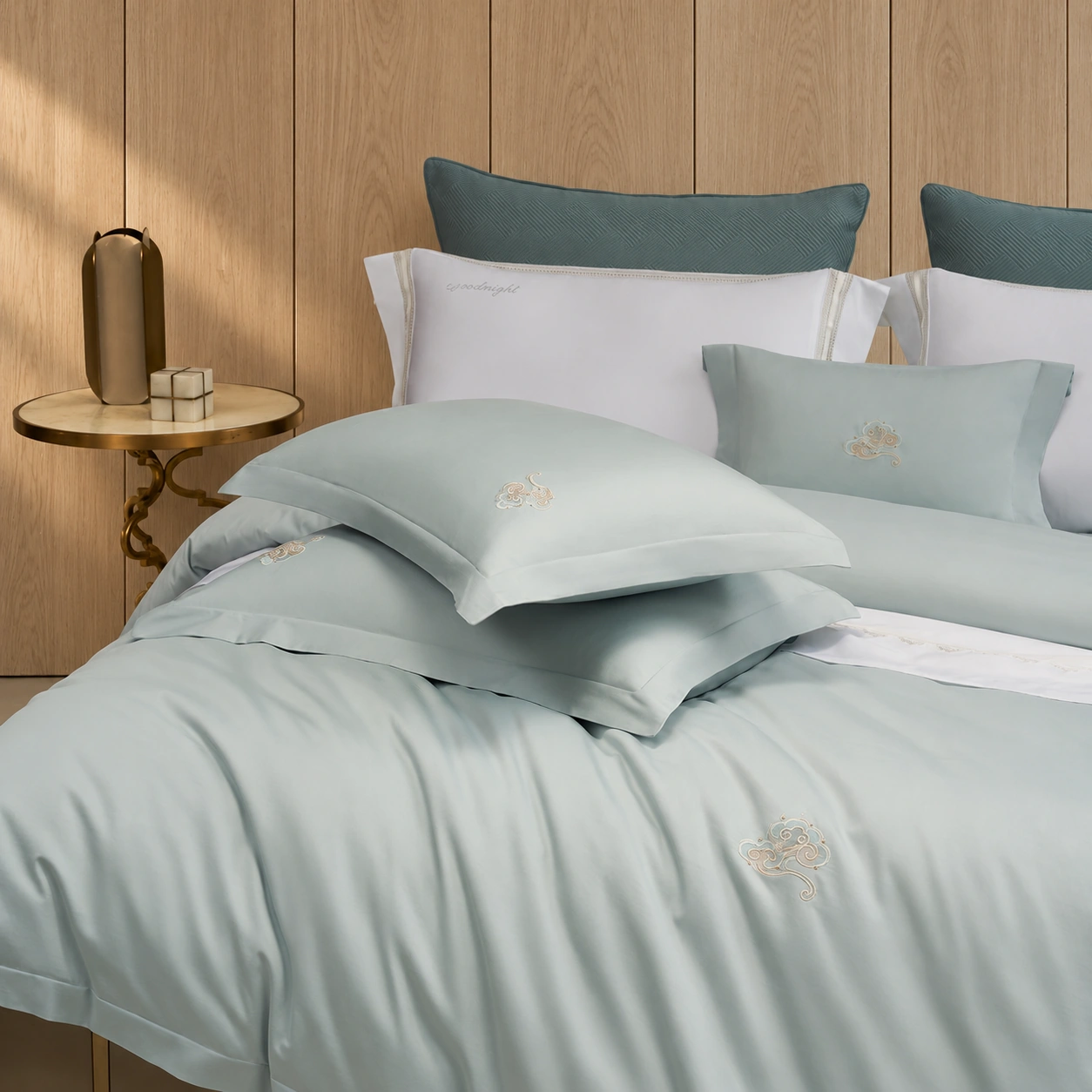 Pingbu Qingyun Four-Piece Bedding Set: Oak-paneled bedroom