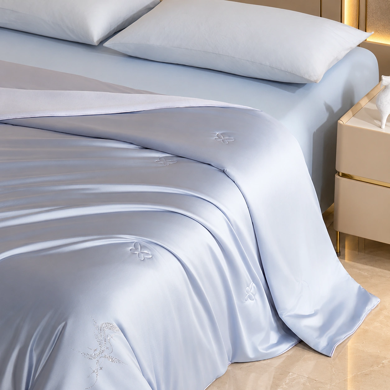 Xingkong Canbao Summer Quilt: Scene illustration · Hotel bedroom