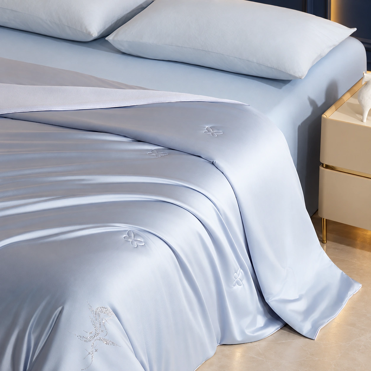 Xingkong Canbao Summer Quilt: Scene illustration · Deep blue night bedroom