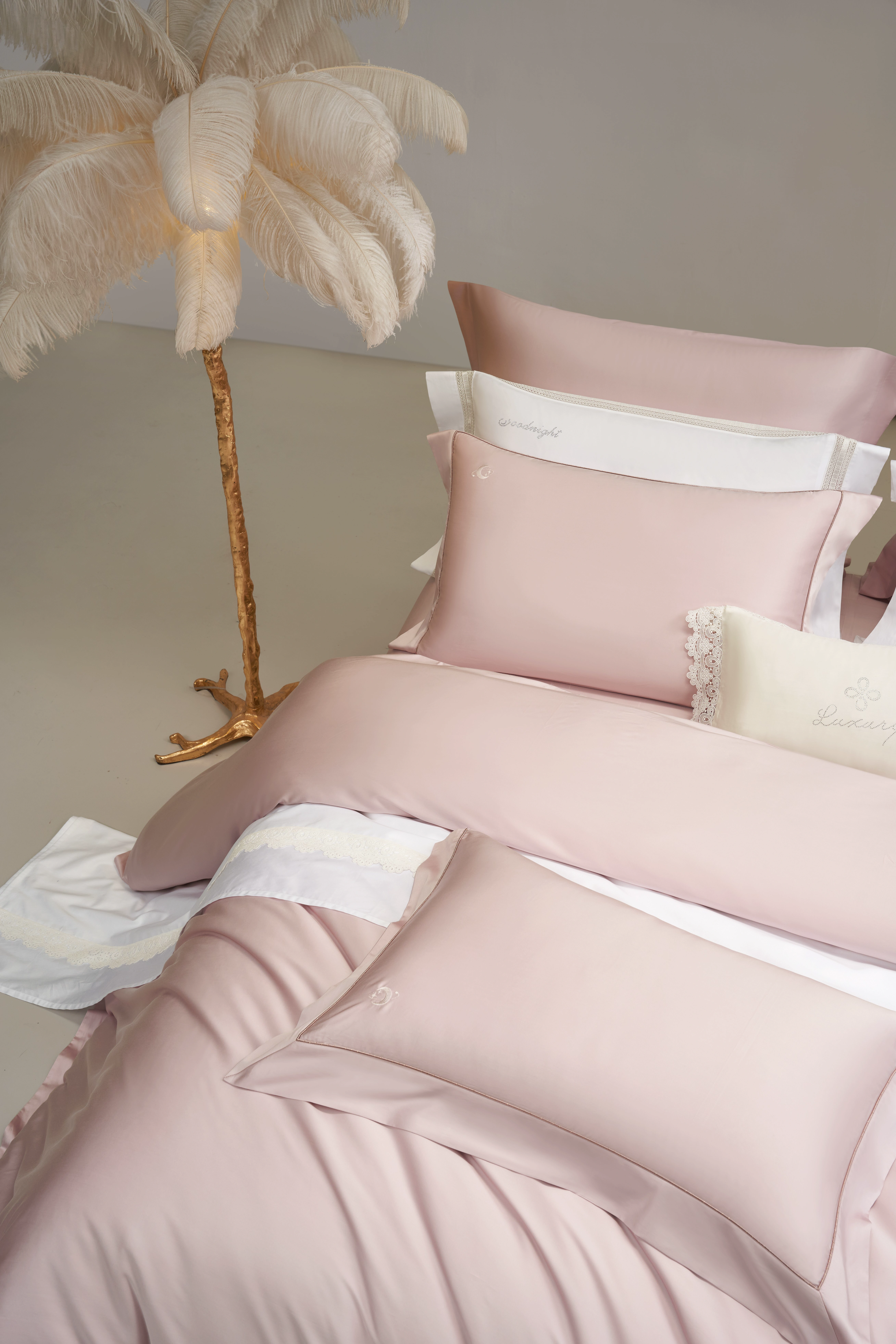 Fanxing Four-Piece Bedding Set: pale lotus purple pillowcases and reverse